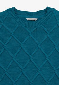 Maglione lavorato a maglia color turchese con un motivo a diamante in rilievo. Il colletto a coste aggiunge dettaglio al capo. L'etichetta riporta "DAN JOHN."