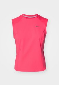 Top atlético sin mangas de color rosa, hecho de una tela suave y ligera. Cuenta con un escote redondeado y un pequeño logo de Nike en gris en el pecho.
