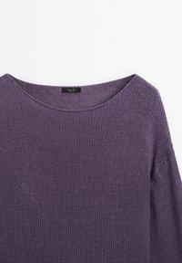 Pull tricoté violet avec un large col, un tissu texturé et des manches amples, au design minimaliste et aux détails de couture subtils.