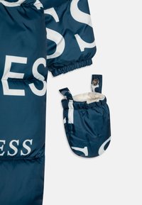 Guess NEWBORN HOODED PADDED OVERALL UNISEX - Téli overál - south coast blue