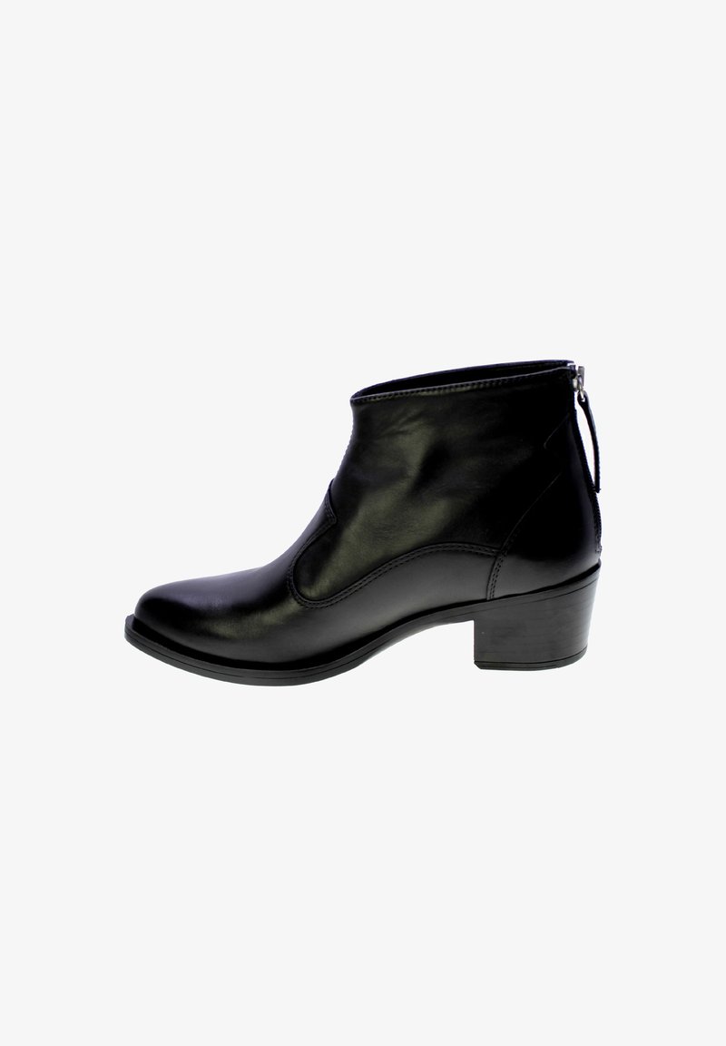 Bottines en cuir noir avec un bout arrondi, une fermeture éclair sur le côté et un petit talon carré. Texture lisse et caractéristiques de design minimalistes.