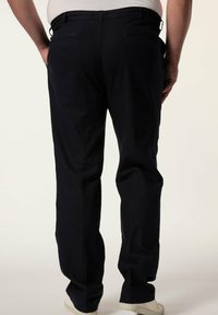 Pantaloni blu scuro in tessuto testurizzato, dotati di due tasche posteriori e una vestibilità rilassata, abbinati a una cintura grigia.
