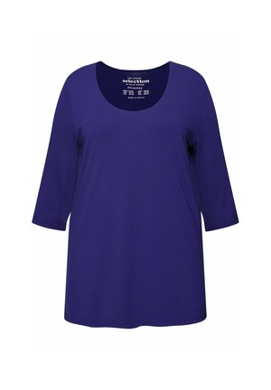 Paarse katoenen T-shirt met een ronde halslijn en driekwartmouwen. Glad textuur, casual stijl en geen zichtbare patronen of accenten.