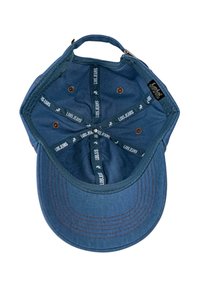 Gorra de mezclilla azul con corona redondeada, costuras marrones y forro interior con texto repetido "LOIS JEANS". Incluye orificios de ventilación.