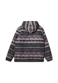 Chaqueta colorida y estampada con capucha. Presenta diseños abstractos en rosa, azul y verde sobre un fondo oscuro. Puños elásticos.