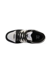 Fekete és fehér magas szárú sneaker, bőr és velúr anyagokból, perforált orral, vastag fűzőkkel és márkás logóval a nyelvén.