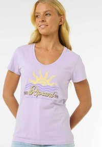 Lilla bomulds T-shirt med v-hals, med et solgrafik og bølger i guld og blå, teksten lyder "Rip Curl siden 1969," korte ærmer.