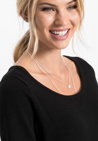 bonprix MIT LEGEREM SCHNITT - Abito in maglia - black