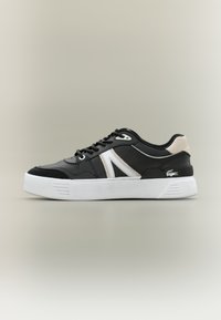 Μαύρο δερμάτινο αθλητικό παπούτσι με λευκές λεπτομέρειες, υφασμάτινη μύτη από υφή σουέντ, στρογγυλά κορδόνια και αφρώδη μεσαία σόλα. Λογότυπο Lacoste στο εξωτερικό μέρος της φτέρνας.