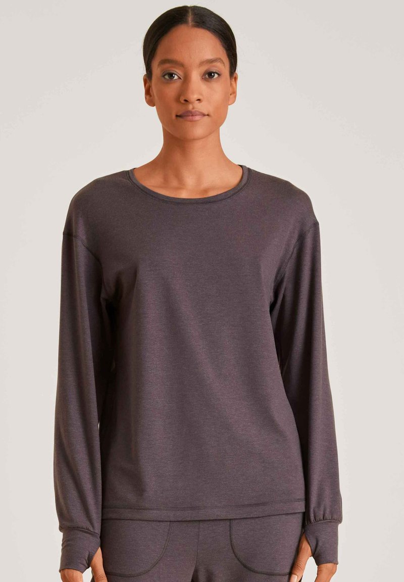 Langsleeve pullover met ronde hals in donkergrijze stof met een gladde textuur. Kenmerkt zich door een ontspannen pasvorm en ribgebreide manchetten.