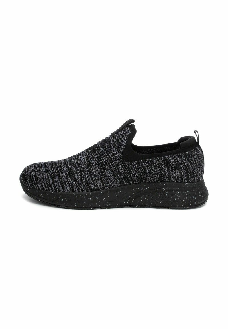 Zapatillas de slip-on en negro y gris con parte superior de tejido texturizado, suela salpicada de negro y banda elástica para facilitar su uso.