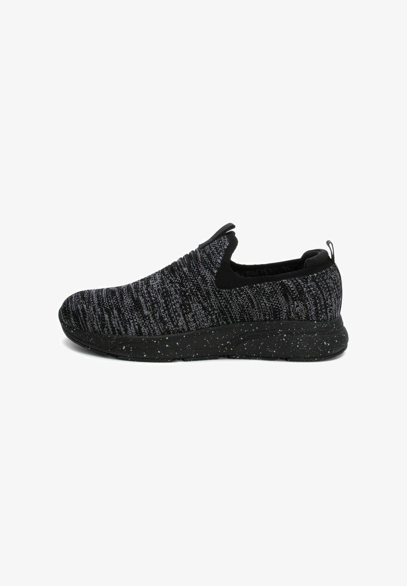 Zapatillas de slip-on en negro y gris con parte superior de tejido texturizado, suela salpicada de negro y banda elástica para facilitar su uso.