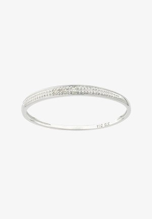 Anello d'argento con una fascia liscia e sottile. Presenta una superficie texturizzata e piccole pietre trasparenti incastonate nella parte superiore. Marcato 375 D.I.A.