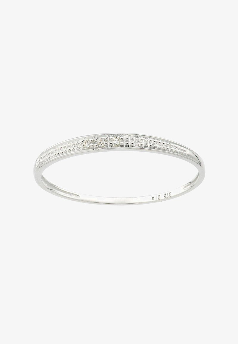 Srebrn prstan z gladko, tanko banderico. Ima teksturirano površino in majhne prosojne kamenčke, vstavljene v zgornjem delu. Oznaka 375 D.I.A.