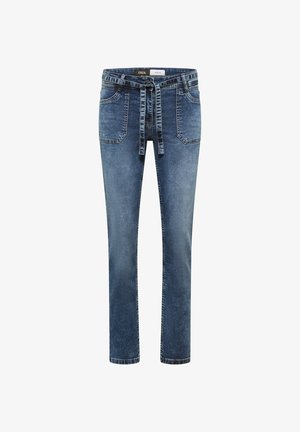 Vaqueros de mezclilla azul con bolsillos delanteros y un cinturón de tela a juego anudado en la cintura, corte ajustado con un ligero desgaste en los muslos.