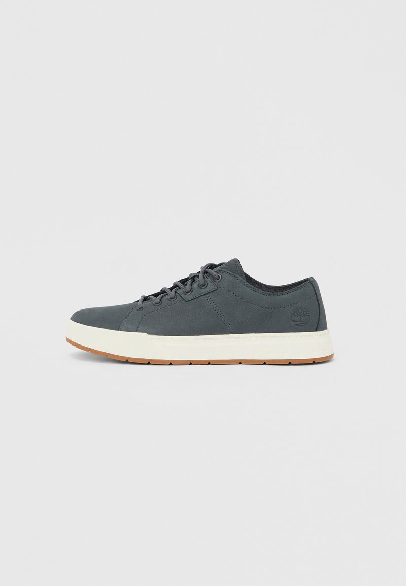 Pelēks sporta apavu ar gludu ādas virsmu, baltu vidējo zoli un gumijas zoli. Ir apaļas auklas un logo sānos.