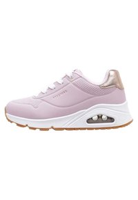 Scarpa sportiva rosa con tomaia liscia, intersuola bianca, suola in gomma naturale e dettaglio metallico sul tallone. Presenta un'imbottitura ad aria nella suola.