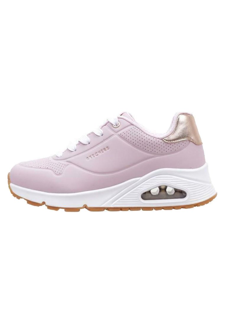 Scarpa sportiva rosa con tomaia liscia, intersuola bianca, suola in gomma naturale e dettaglio metallico sul tallone. Presenta un'imbottitura ad aria nella suola.