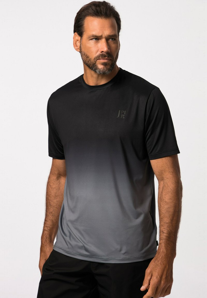 Camisa atlética de manga corta para hombre en un degradado de negro a gris, hecha de una tela suave y ligera, con un logotipo sutil en el pecho.