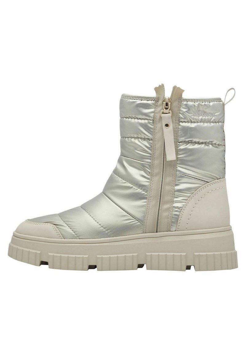 Gevoerde zilveren enkellaarsjes met een zijrits, voorzien van een chunky witte zool en ribbelstructuur. Zacht, glad afwerking met stiksels.