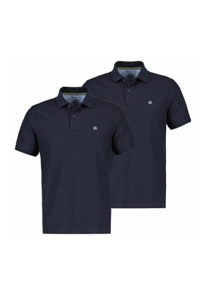 Zwei marineblaue Polohemden mit kurzen Ärmeln, Kragen und Knopfleisten, jeweils mit einem kleinen hellgrauen gestickten Logo auf der Brust.