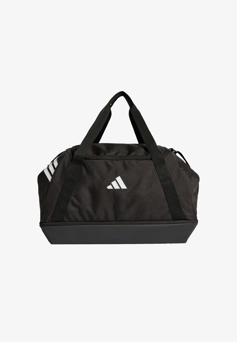 Bolsa de viaje negra de tela duradera, con detalles en rayas blancas, base reforzada y dos asas para facilitar el transporte.