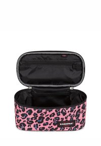 Pochette rettangolare rosa e nera a stampa leopardata Eastpak con parte superiore aperta, che mostra l'interno nero e una tasca in rete con zip all'interno del coperchio.