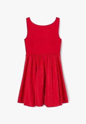 Rode jurk met mouwloze pasvorm, ronde halslijn en geplooide rok. Het materiaal lijkt glad en heeft een lichtgewicht textuur.