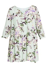 Jasno miętowa sukienka z rękawami o długości trzy czwarte, zdobiona fioletowymi i żółtymi wzorami kwiatowymi, z gatheringiem w talii i rozkloszowanym dołem.