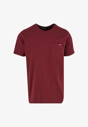 Burgunder crew-neck t-skjorte laget av lett materiale. Har korte ermer og en lomme på venstre bryst med en liten flerfarget aksent.