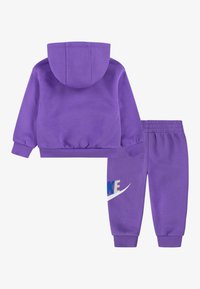 Nike Sportswear CLUB SET UNISEX  - Ikdienas džemperis - black raspberry