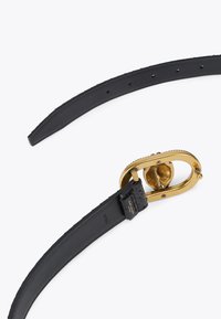 Ceinture en cuir noir avec une boucle ovale en or, présentant un bord texturé et un intérieur lisse. Comprend un porte-sangle rectangulaire.