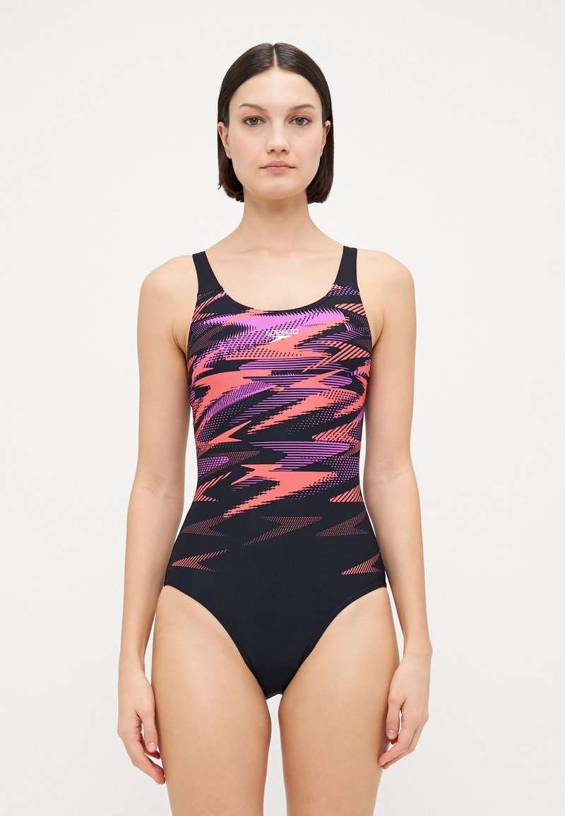 Maillot de bain une pièce noir avec un motif abstrait rose et violet, présentant un décolleté arrondi, des bretelles larges et des ouvertures de jambes hautes.