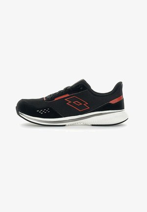 Scarpe sportive nere con parte superiore in rete, dotate di un logo rosso e dettagli, una suola bianca imbottita e un design elegante e slanciato.