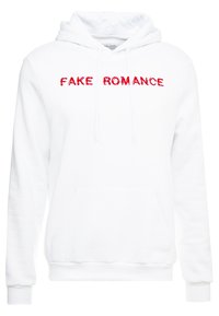Vit hoodie med snoddar, framficka och röd text som säger "FAKE ROMANCE" i ett förvridet typsnitt över bröstet. Mjuk tygkänsla.