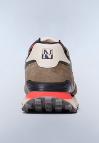 Brązowe zamszowe sneakersy z piętą, z czarnymi, beżowymi i pomarańczowymi akcentami, ukazującymi teksturowaną podeszwę oraz czarnym logo "N" na beżowej panelu.