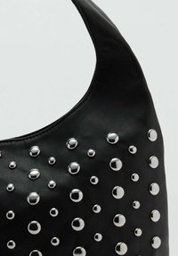 Borsa a spalla in pelle nera con una texture liscia e borchie metalliche argentate di diverse dimensioni disposte sul davanti.