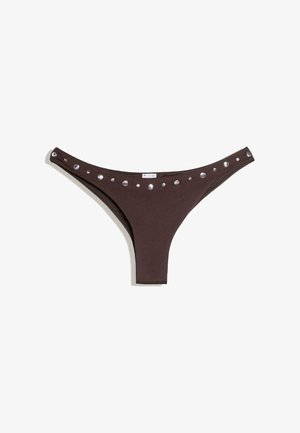Bruine lage bikini-slip met zilveren ronde studs langs het tailleband, getoond op een witte achtergrond.