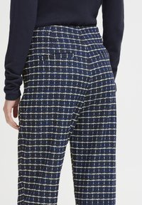ICHI KATE CLOULE  - Püksid - patriot blue check
