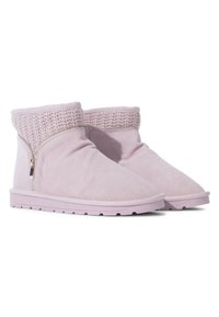 Botines de ante rosa con parte superior de punto texturizado y detalle de cierre con cremallera. Presenta una suela plana texturizada para agarre y comodidad.