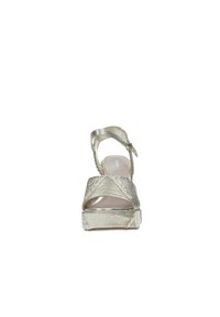Sandal in metallo dorato con piattaforma, superiore testurizzato, punta aperta e cinturino alla caviglia. Presenta un tacco chunky e un motivo decorativo a incrocio.