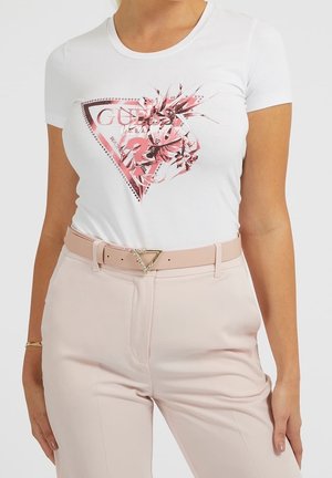 Biała dopasowana koszulka z różowym graficznym wzorem z elementami kwiatowymi i trójkątem. W zestawie z spodniami w kolorze pastelowego różu z wysokim stanem i paskiem.