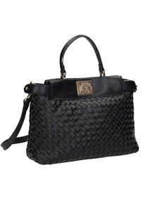 Czarna pleciona skórzana torebka na ramię z górnym uchwytem, odpinanym paskiem na ramię i prostokątnym zapięciem w kolorze złotym na jednolitym tle.