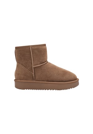 Brun ruskind ankle boot med flad gummisål og synlig sømdetalje, designet til afslappet brug.