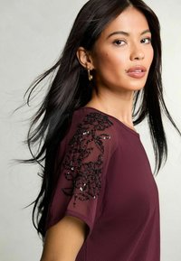 Lipsy REGULAR FIT EMBELLISHED SLEEVE - Marškinėliai su spaudiniu - red