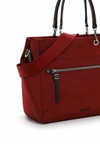 Rote Canvas-Handtasche mit braunen Ledergriffen, verstellbarem Schulterriemen und silbernen Reißverschlussakzenten. Verfügt über eine vordere Reißverschlusstasche.