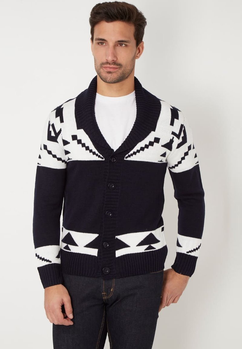 Cárdigan de punto en color navy con cuello chal, patrones geométricos en blanco y negro, y cierre de botones, que ofrece un acabado texturado.