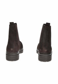 Stivaletti alla caviglia in suede marrone scuro con pannelli elastici laterali e suola in gomma texture, caratterizzati da un tacco basso e dettagli di cucitura minimi.