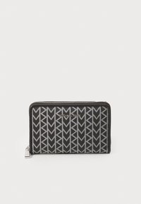 Portefeuille noir en tissu, avec un motif géométrique en zigzag argenté. Fermeture éclair avec quincaillerie en métal et détail logo à l'avant.