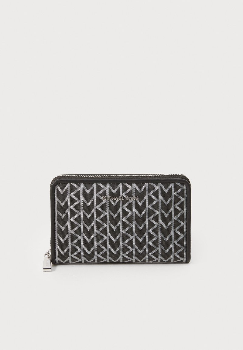 Portefeuille noir en tissu, avec un motif géométrique en zigzag argenté. Fermeture éclair avec quincaillerie en métal et détail logo à l'avant.